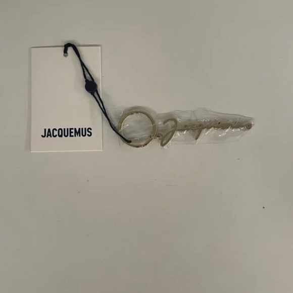 Jacquemus Scroll Logo Gold Keychain - Picture 5 of 5